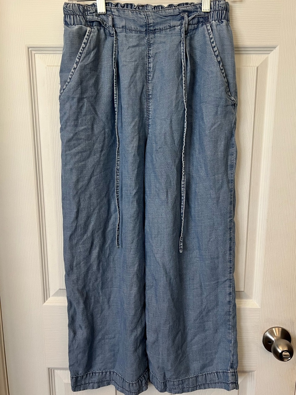 American Eagle Light Blue Wide Leg Denim Drawstring Pants. Size 4